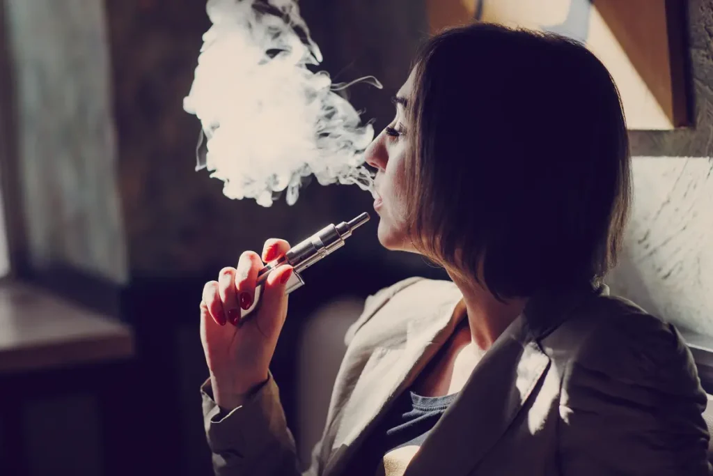 Une femme qui vape